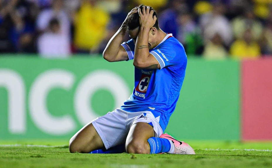 Lorenzo Faravelli con la camiseta de Cruz Azul