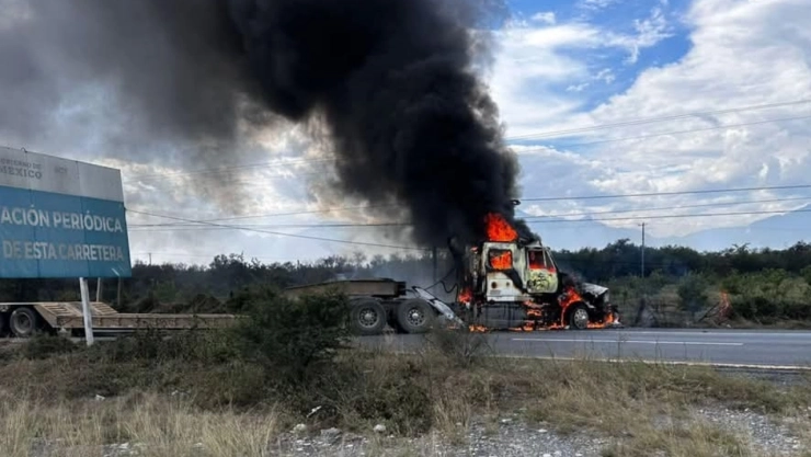Camiones incendiados durante narcobloqueos en Galeana, Nuevo León