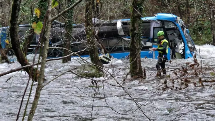 Autobús cae a río