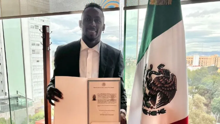 ¡Oficial! Julian Quiñones recibe carta de naturalización y oficialmente ya es mexicano