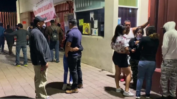 Familiares afuera del Hospital de Tláhuac.jpeg