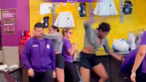 Arrestan a mujer tras agredir físicamente a empleado de gimnasio
Miami, Florida