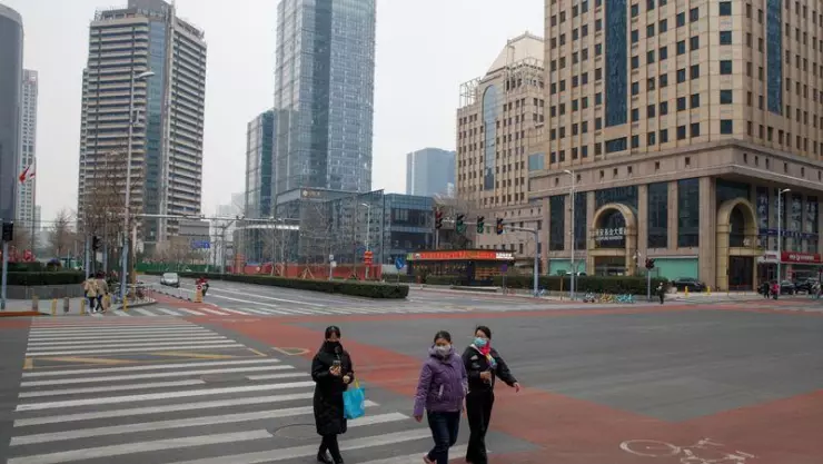 Coronavirus se expande fuera de China; temor a pandemia sacude a mercados financieros