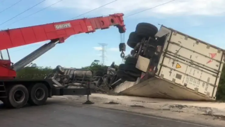 Retiran camión volcado en la avenida Chac Mool; aquí detalles del accidente en Cancún