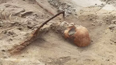 Encuentran cadáver de mujer vampiro.jpg