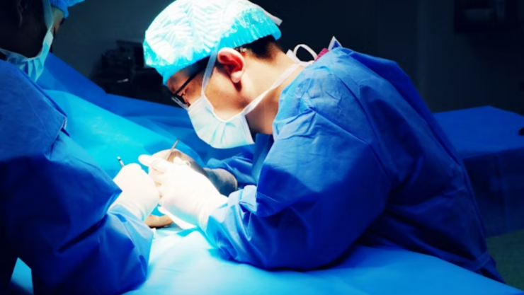 Hombre recupera vista con implante de diente. 