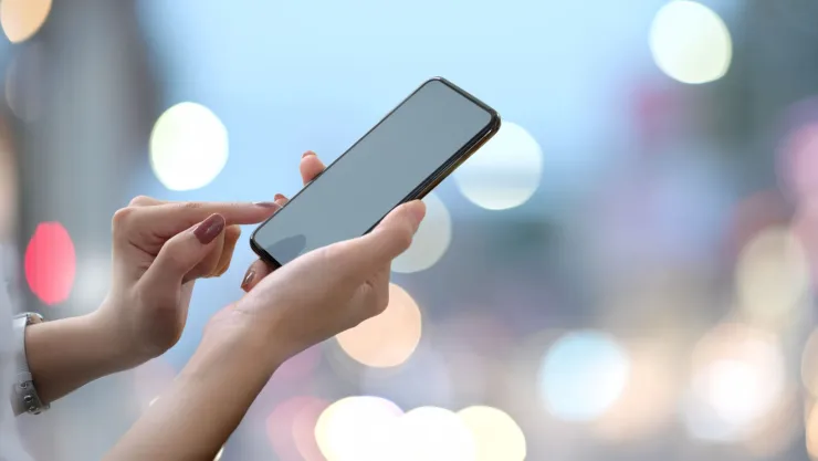 Esta es la distancia a la que debes tener tu celular para dormir