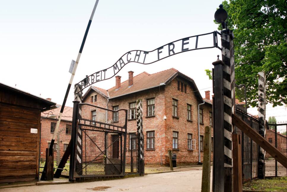 entrada auschwitz leyenda el trabajo hace libre