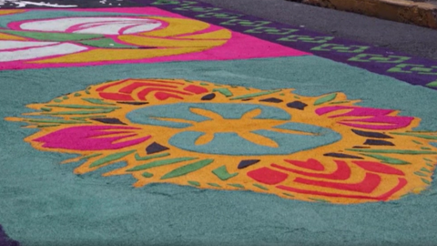 ESPECTACULARES ALFOMBRAS DE ASERRÍN DAN COLORIDO A VARIAS CIUDADES DE HONDURAS