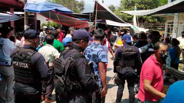 Un indigente fue presuntamente asesinado a balazos por un policía municipal de Atzacan, Veracruz.