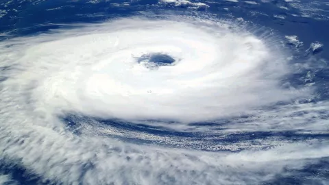 Huracán Adrián es categoría 1 en el Pacífico