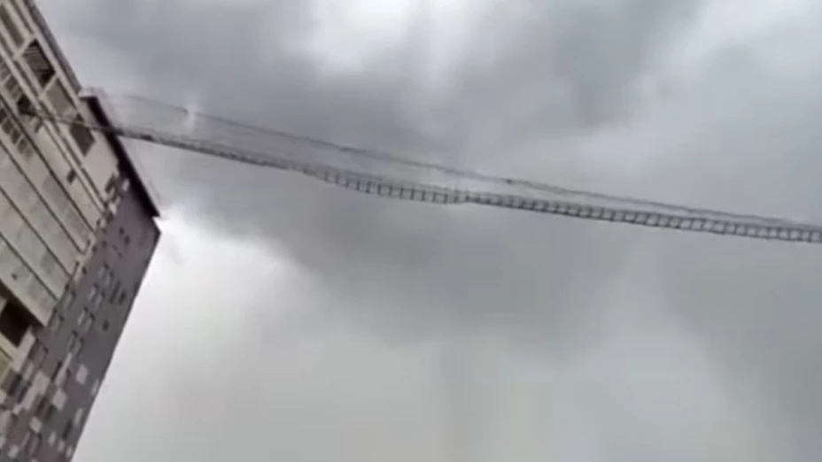 Puente colgante de cristal se rompe por lluvias