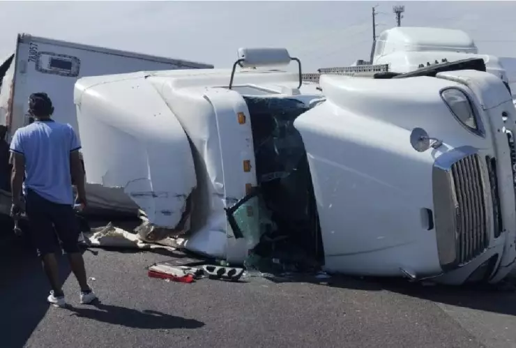 Un tráiler volcó en la autopista Colima-Guadalajara este Jueves Santo.