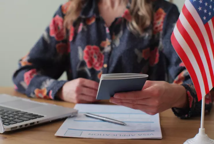 Una funcionaria revisa un trámite migratorio.