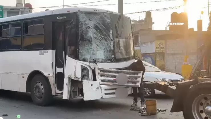Carambola dejó camión de la Ruta 21 destruido en la avenida Alfredo Toxqui hoy; tráfico paralizado