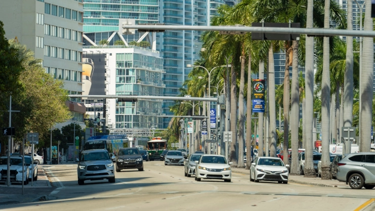 Autos avanzan por calle de Miami