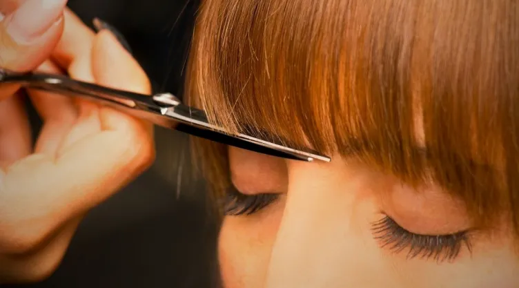 Cómo cortarle el cabello a quienes tienen flequillo y frente pequeña.jpg