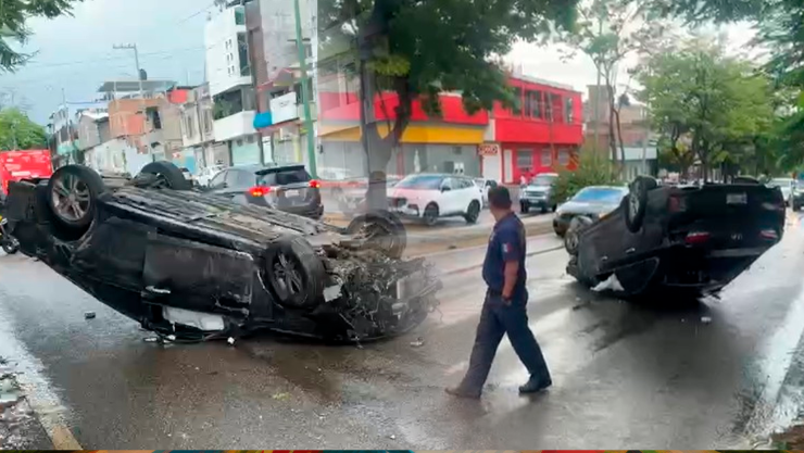 Volcadura sobre el Libramiento Norte en Tuxtla Gutiérrez; conductor huyó y abandonó el vehículo