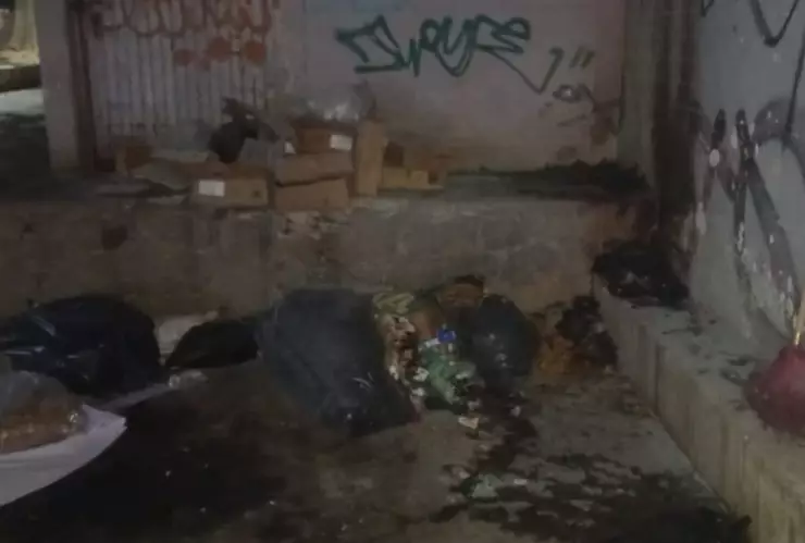 Fuerte incendio fuera de mercado en Lomas de Independencia genera movilización de bomberos