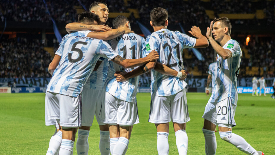 Argentina derrota a Uruguay rumbo a Qatar 2022.png