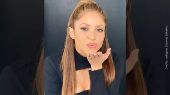 Shakira saludando (5).jpg