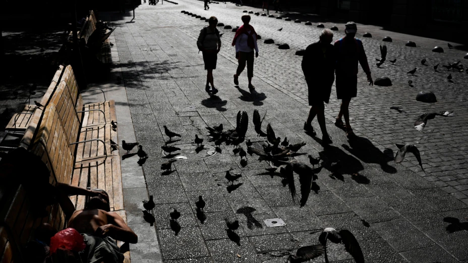 Peatones en la Plaza de Armas del centro de Santiago, Chile.