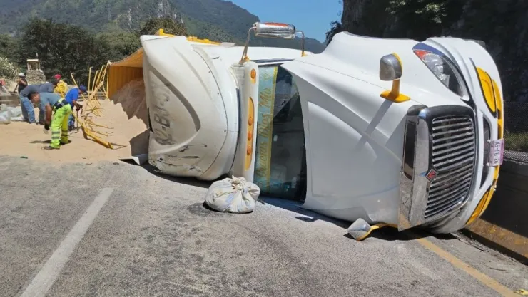 Muere impactada por tráiler en autopista de Veracruz