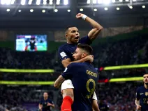 Kylian Mbappé celebra con Giroud un gol de Francia en Qatar 2022