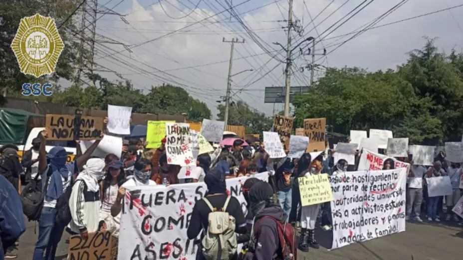 Alumnos del CCH Sur caminan hacia Rectoría de la UNAM