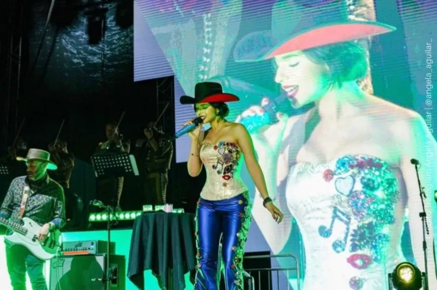 Ángela Aguilar cantando.jpg