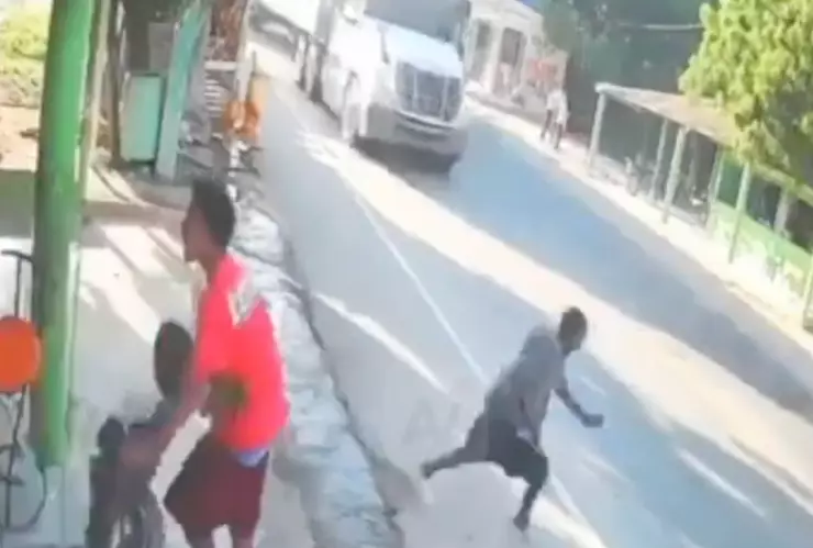 VIDEO Momento exacto en el que joven se salva de morir atropellado por un camión en República Dominicana