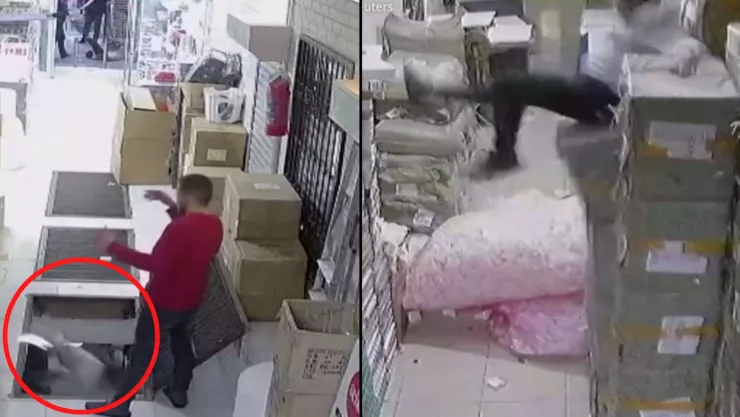 joven distraído con el celular cae en hoyo de bodega y se salva gracias a unas cajas.jpg