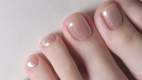 Pedicure nude minimalista para estilizar los pies