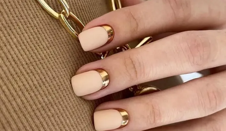 Uñas dorado Año Nuevo