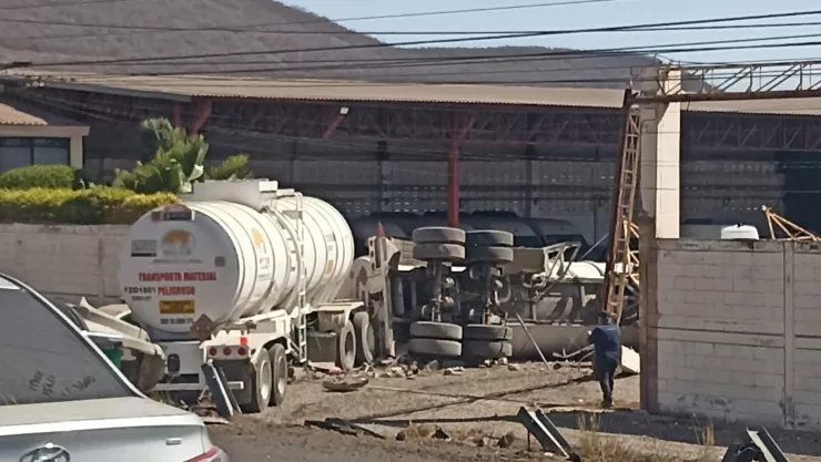 Muere mujer tras volcarse una pipa de combustible en Culiacán. .jpg