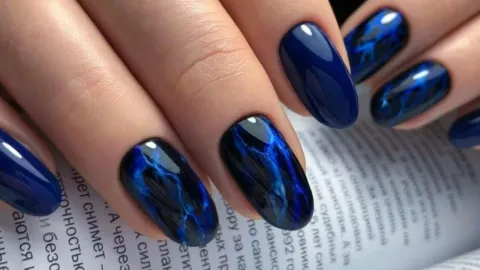 diseño de uñas azul marino metálico