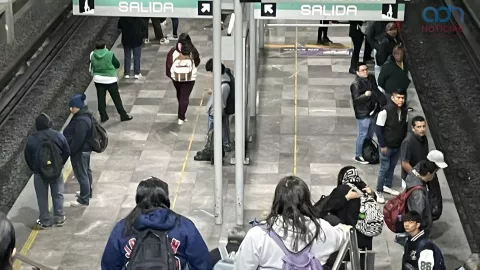Saturación y marcha lenta en estaciones del Metro CDMX hoy
