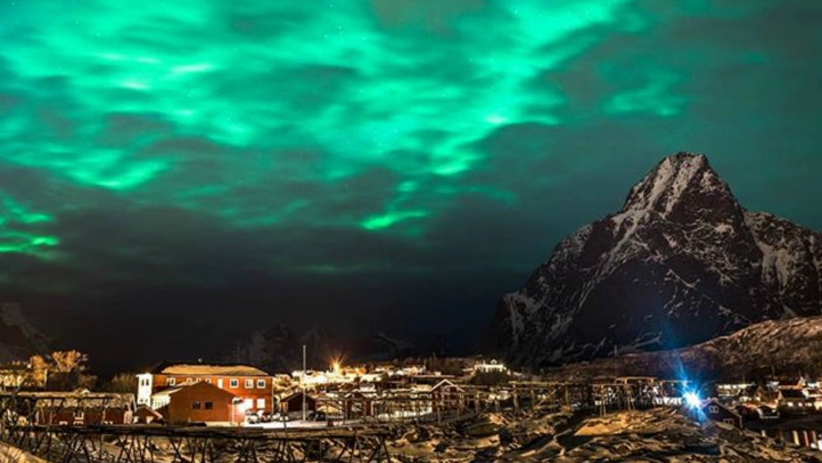 La tormenta solar de la semana alargó e intensificó las auroras boreales o luces del norte en este mes de marzo. Gracias a la generosidad de éstos, pudimos apreciar las bellas imágenes del cielo nocturno de las partes más al norte de la Tierra.