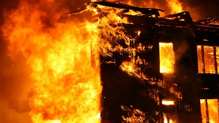 VIDEO: Así un Incendio arrasa con una capilla del siglo XIX en Reino Unido: