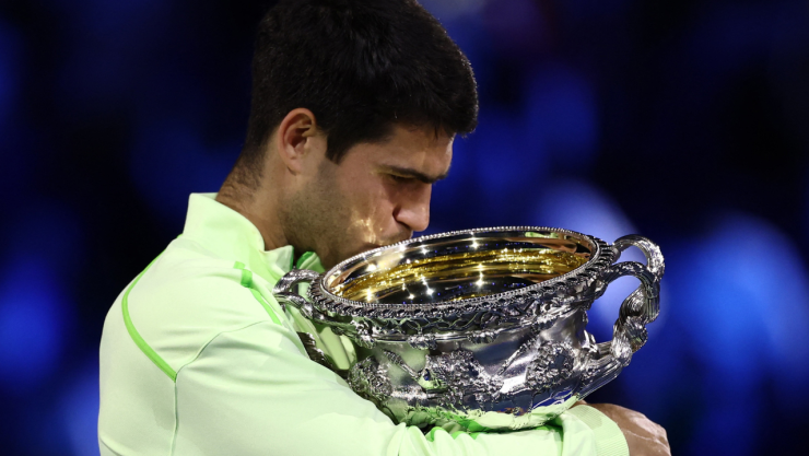 Carlos Alcaraz con el trofeo de Australia Open.png