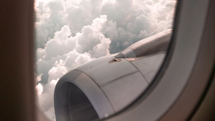 Avión realiza aterrizaje de emergencia tras el incendio de una turbina