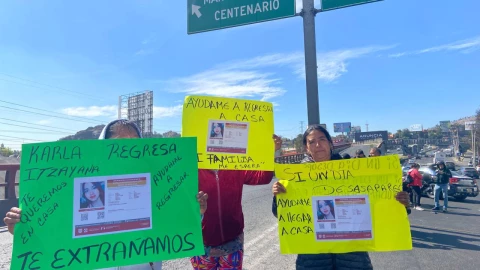 Familiares y amigos de Karla Morales Mancilla realizan el cierre parcial de la autopista México-Pachuca para exigir su búsqueda.