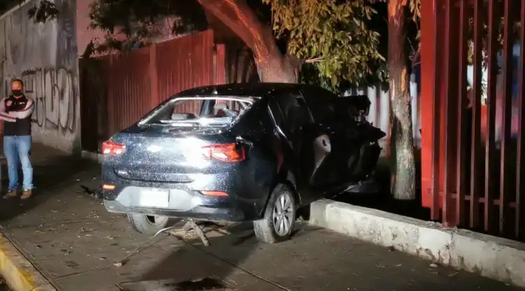accidentes_viales_cdmx_reja_IPN_piso_mojado.jpeg