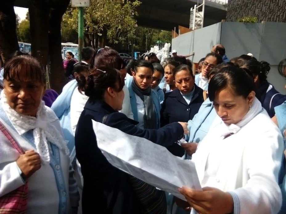Un grupo de enfermeras se manifestaron frente a oficinas de la OMS en México para exigir mejores condiciones de trabajo