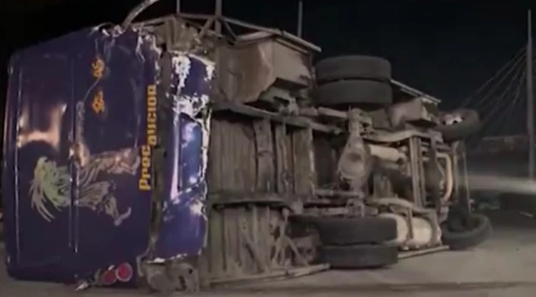 Autobús de pasajeros provocó brutal volcadura en Puebla tras impactar a un vehículo particular |VIDEO