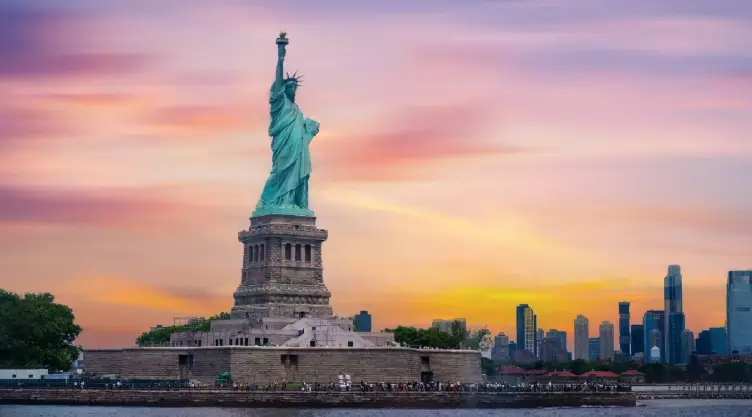 el increible skyline de la Gran Manzana junto a la histórica Estatua de la Libertad