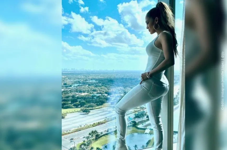 JLo con traje blanco..jpg