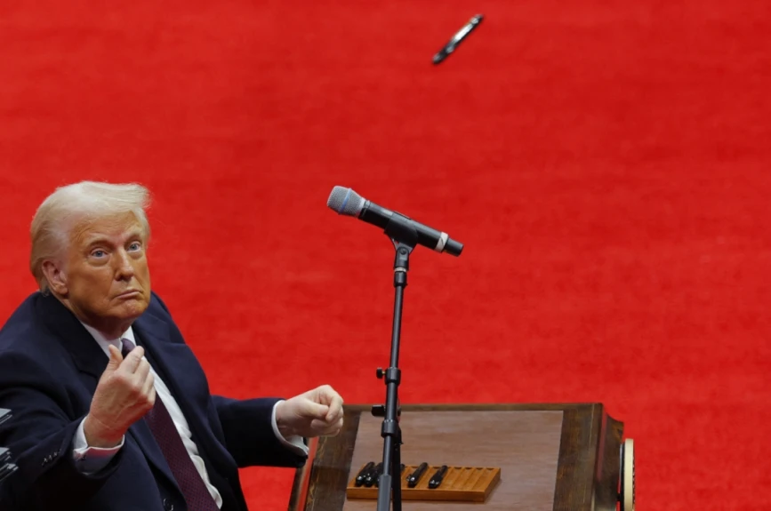 juramentacion_donald_trump_pluma_ordenes_ejecutivas_capital_one_arena