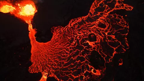 Volcán haciendo erupción