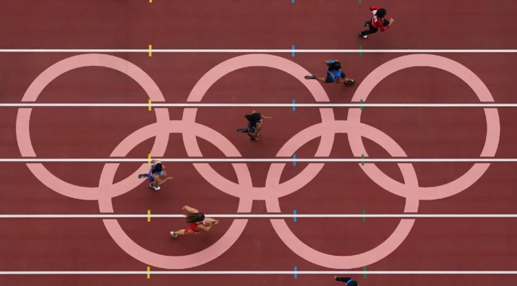 Aros Olímpicos en la pista de Atletismo de Tokyo 2020